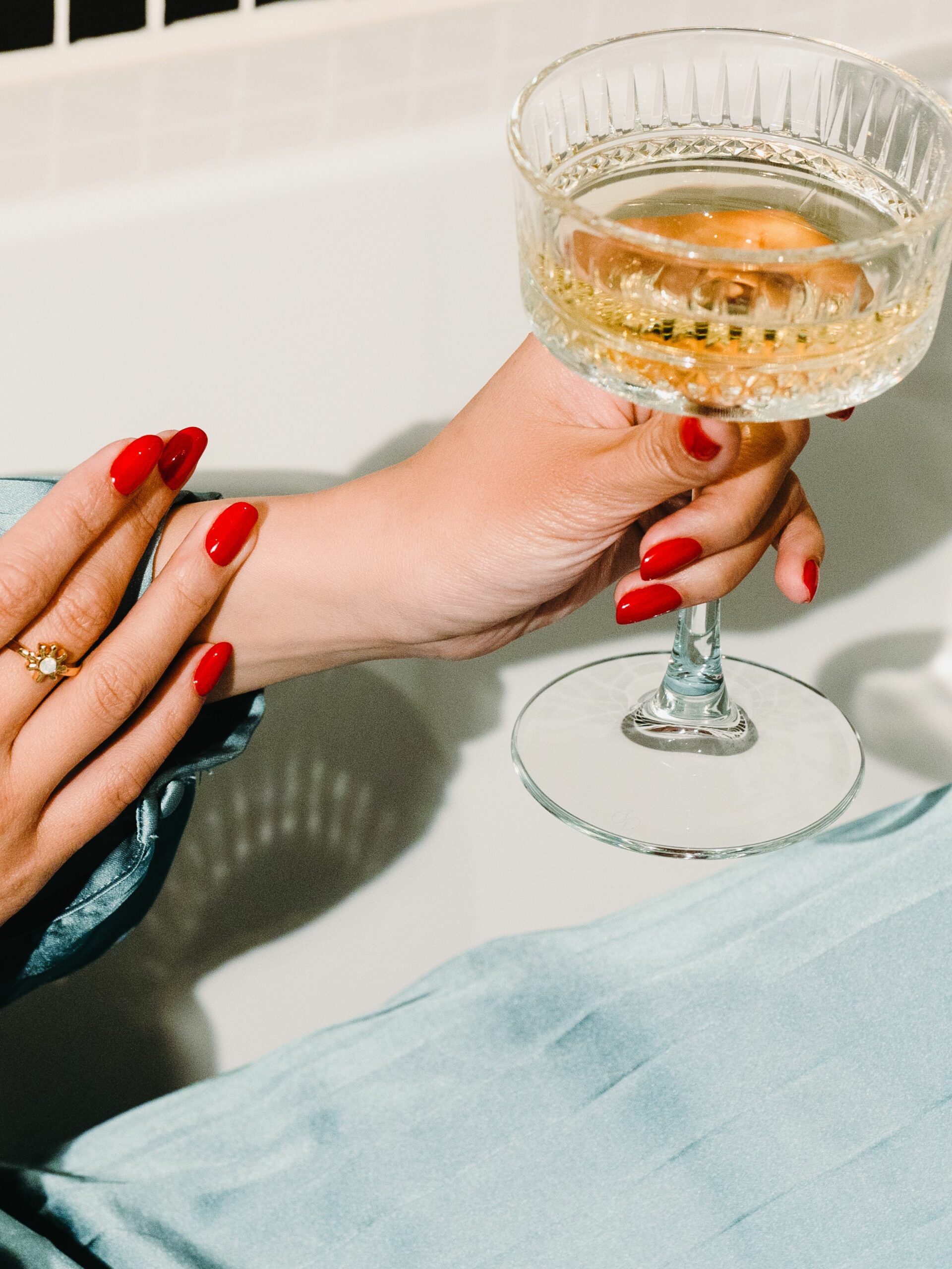 Donna con un cocktail in mano - luxury experience