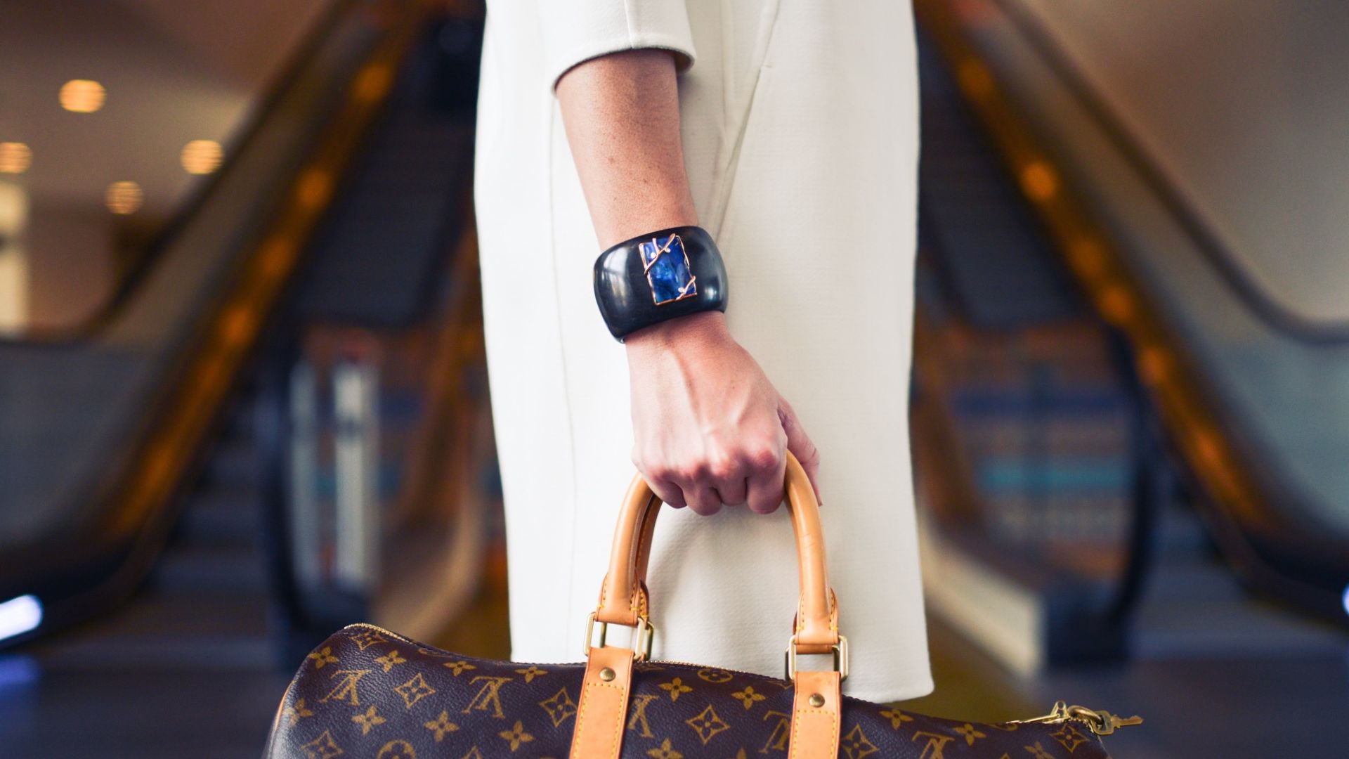 Donna con valigia in mano - luxury travel